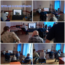 Mieszkańcy DPS oglądają prezentację dotyczącą wojny na Ukrainie